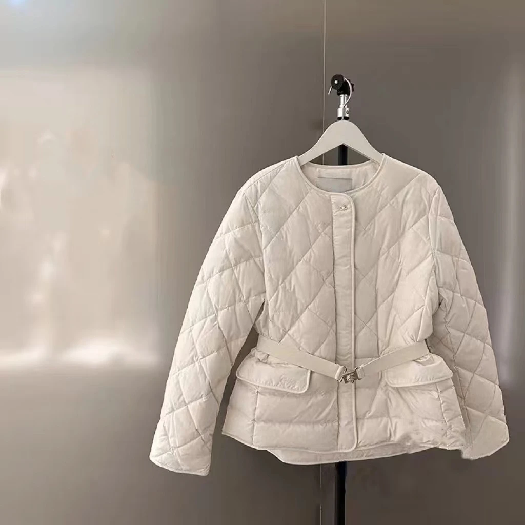 D家设计款财阀夫人同款刺绣圆领菱格鹅绒服AW24852