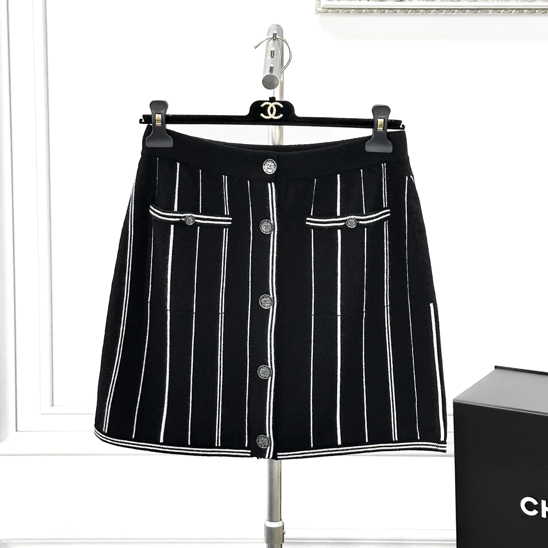 99新 Chanel/香奈儿 38码23P黑白竖条纹针织短裙