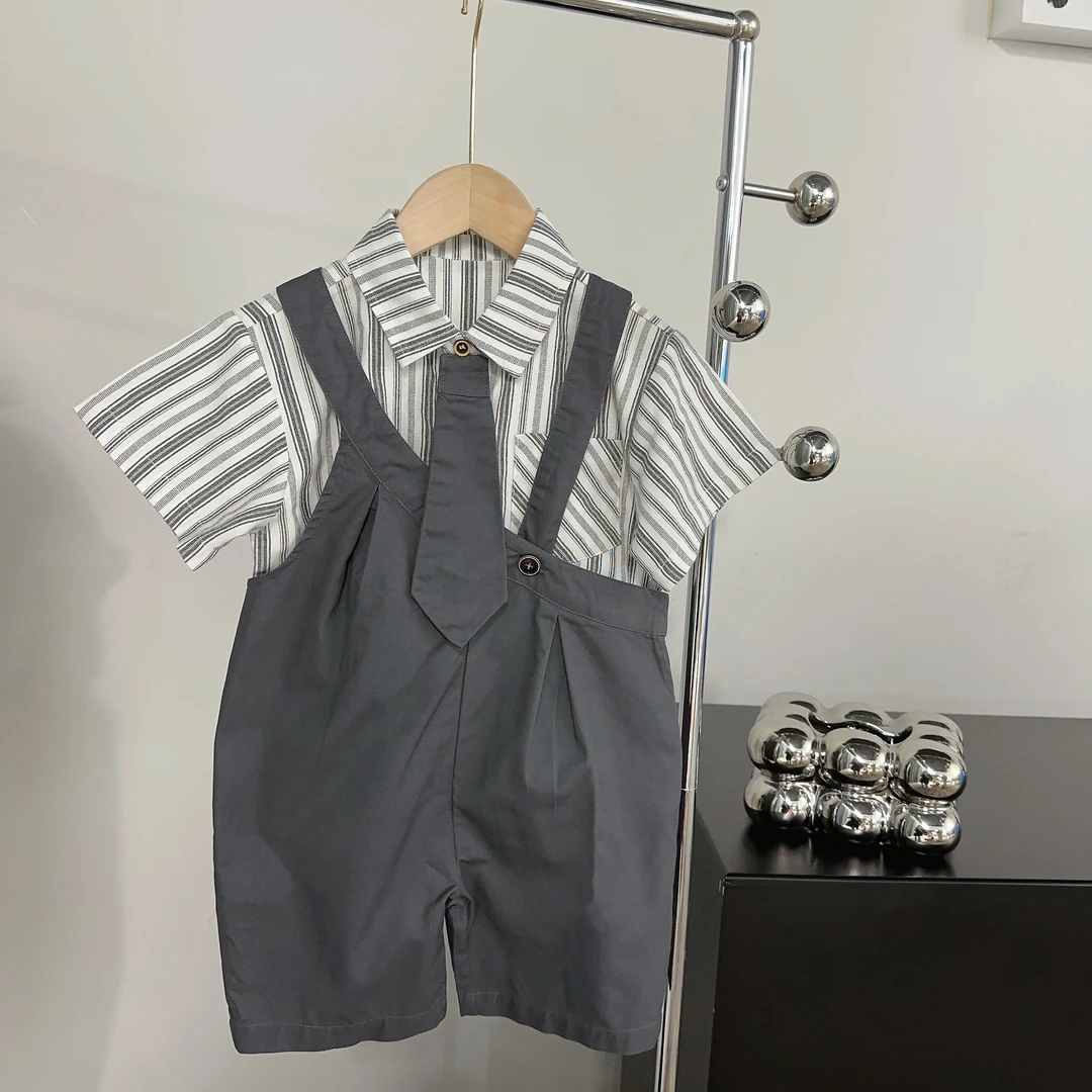 【两个小盆友】儿童夏款韩版宽松学院风短袖衬衫五分背带裤套装6077