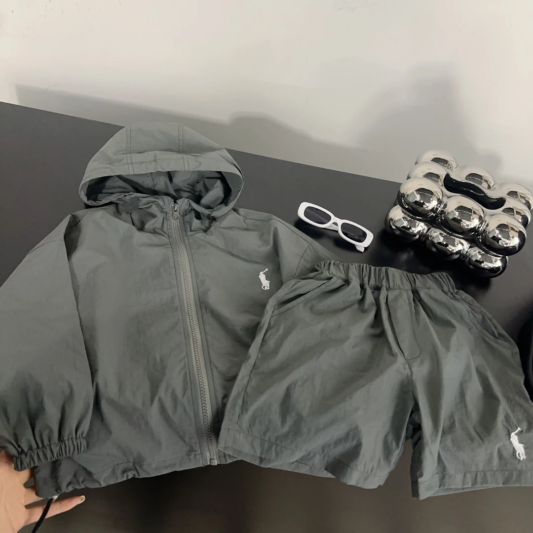 【两个小盆友】夏季中小童韩版长袖纯色连帽防晒服外套短裤套装1649