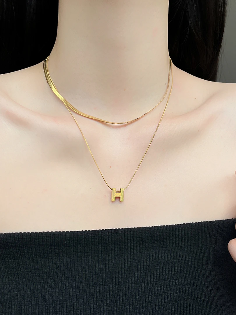 钛钢项链 双层叠带字母H项链女2024新款轻奢不掉色锁骨链高级感女