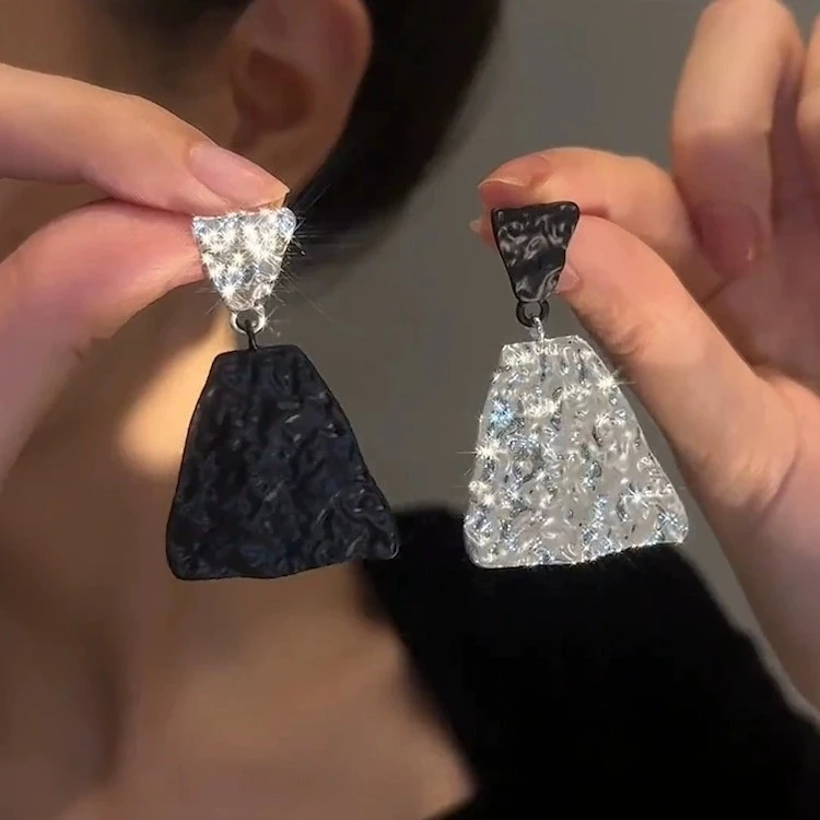 合金耳饰 黑白撞色三角耳环轻奢个性小众设计高级感时尚耳钉气质