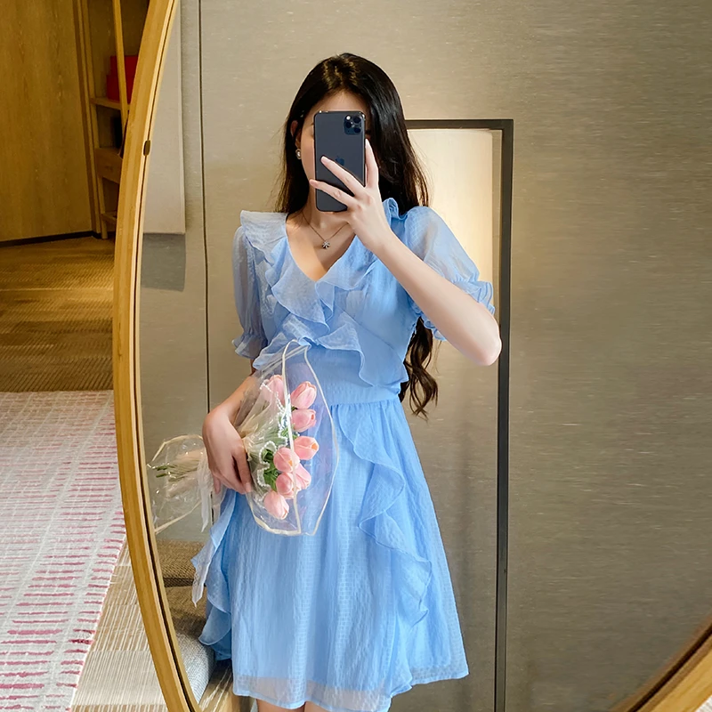 多巴胺淡蓝色连衣裙女夏时尚海边度假风V领气质短袖高腰收腰裙子
