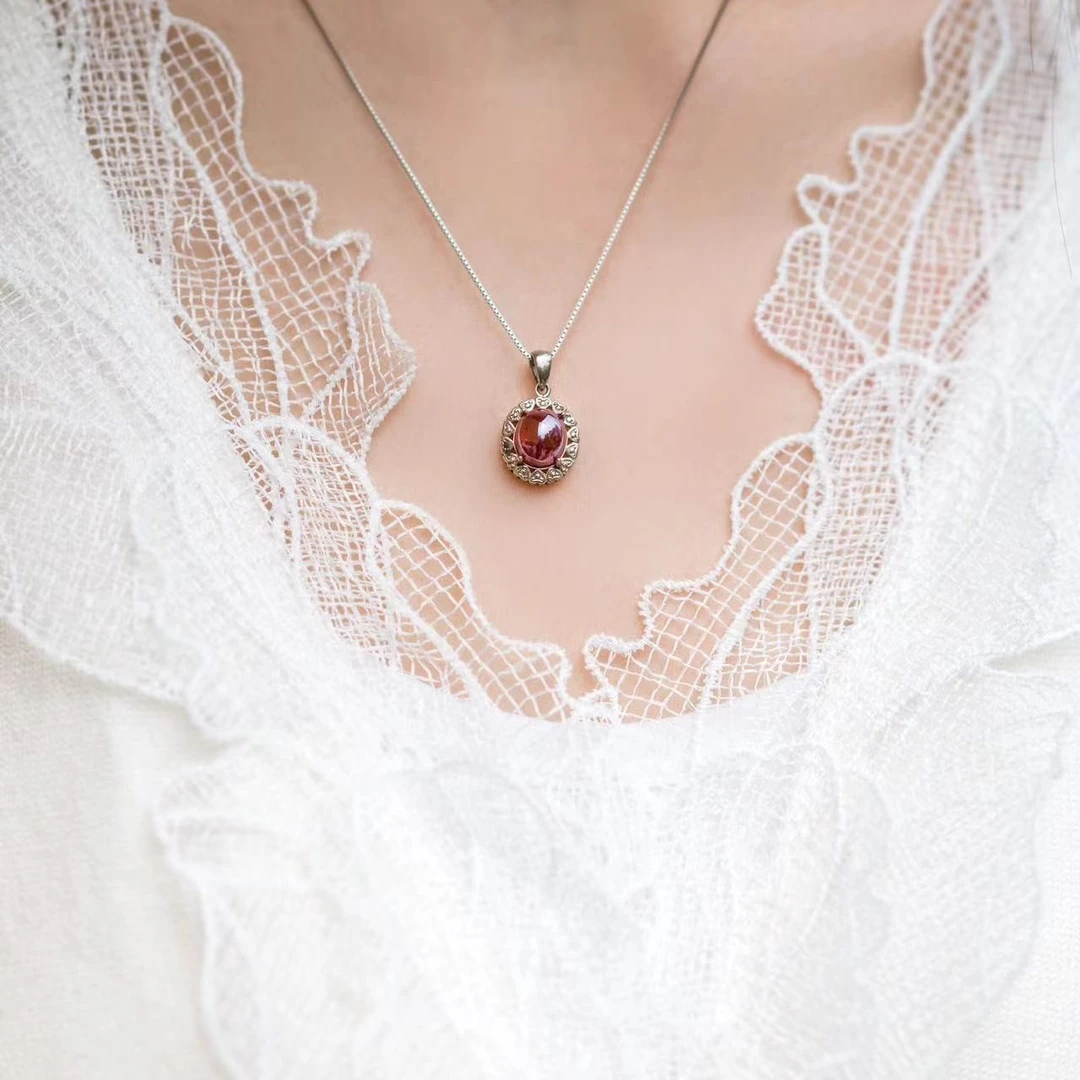 天然辰砂晶体吊坠 天然女士随形晶体时尚坠链简约镶嵌软红宝