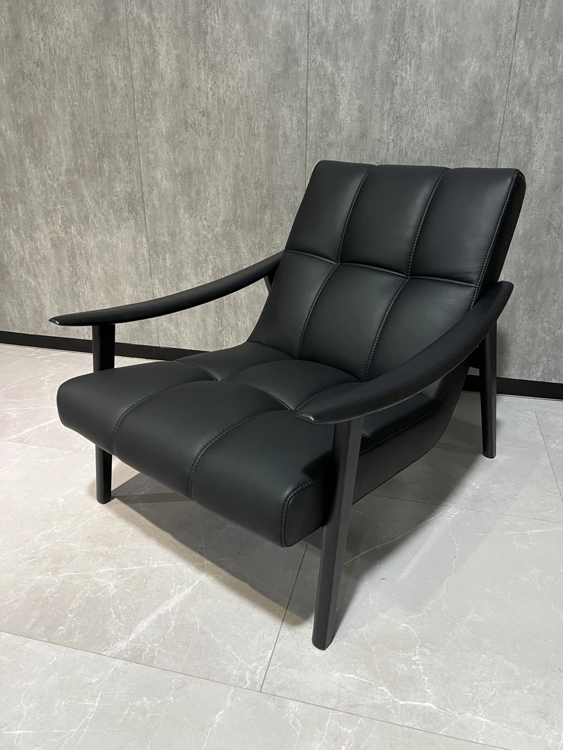 设计师客厅fynn休闲椅子现代简约真皮单人椅黑色白蜡木复古沙发椅