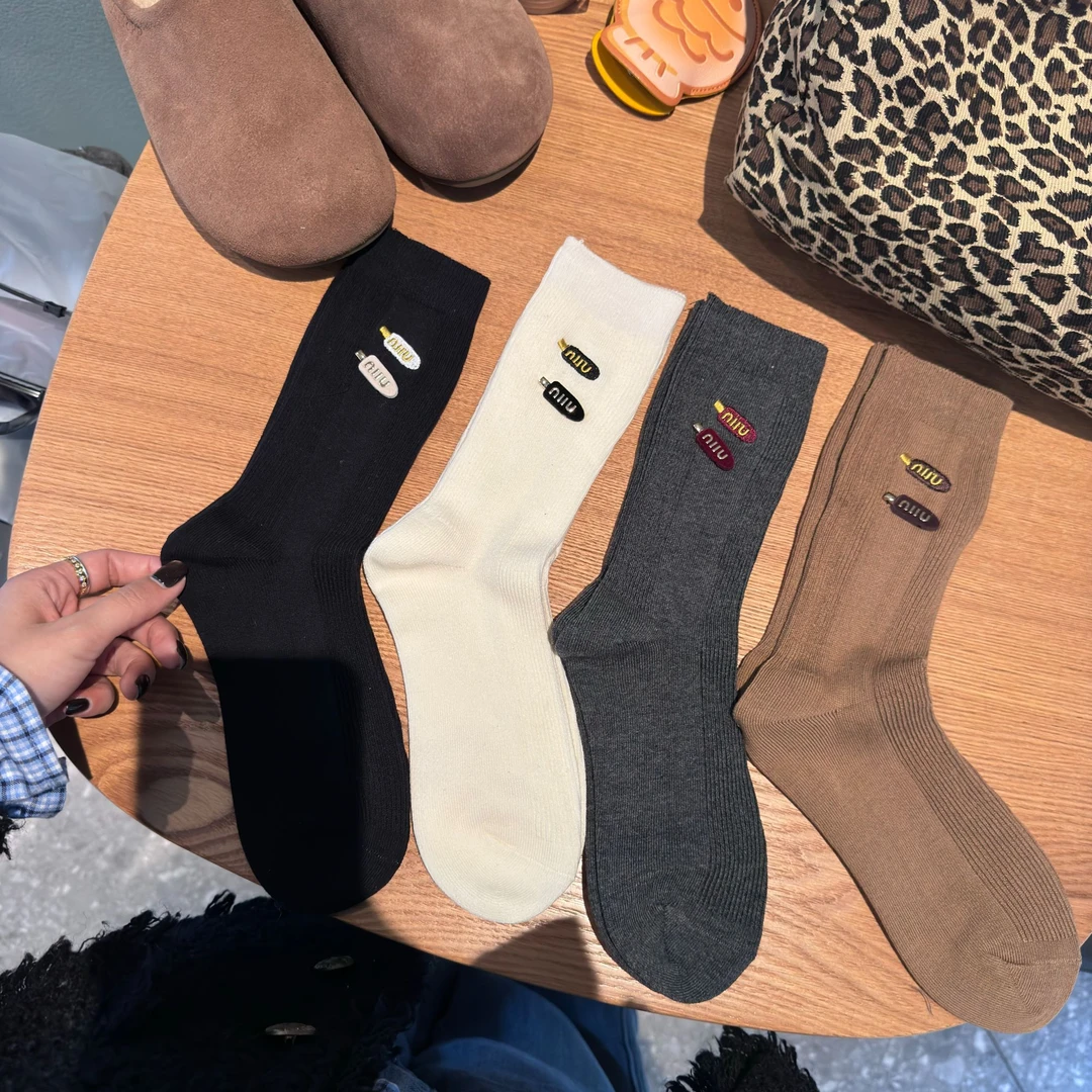 韩版秋冬洋气金属饰品夹子刺绣时尚运动双针轻奢中筒袜