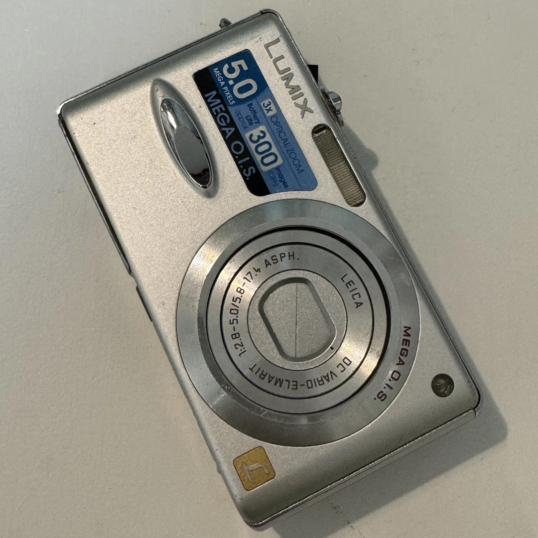 95新  LUMIX/松下FX8 银色 540万像素 5倍变焦 ccd数码相机