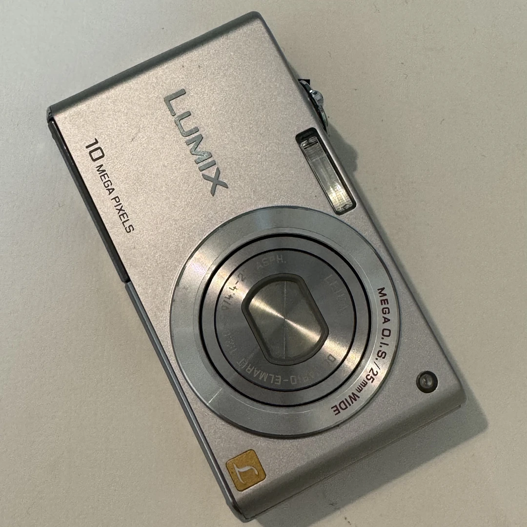95新  LUMIX/松下FX37 银色 1070万像素 5倍变焦 ccd数码相机