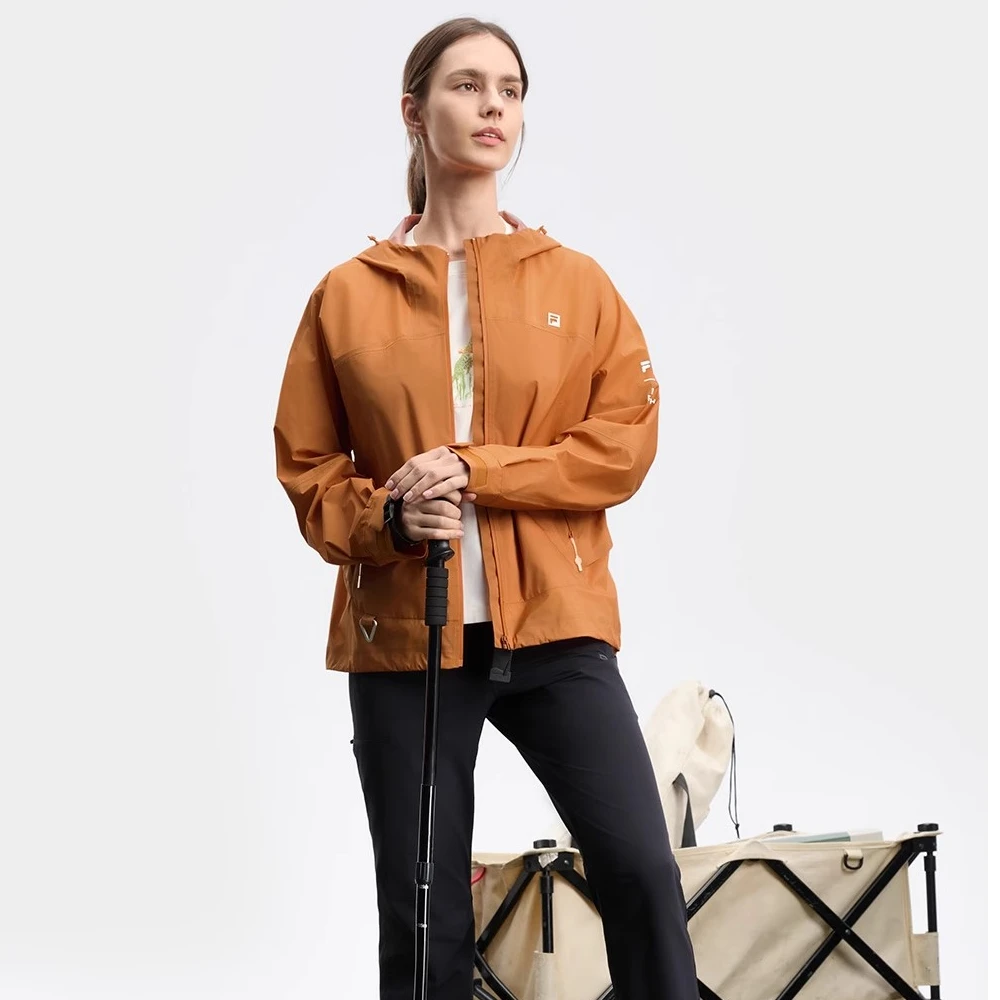 FILA女款外套秋运动户外雅丹风防水连帽防风软壳A11W437708F