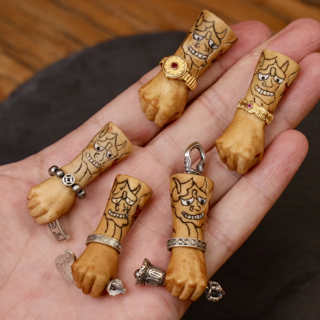 非金属木质吊坠 般若花臂大拳在握银镶吊坠文玩配饰