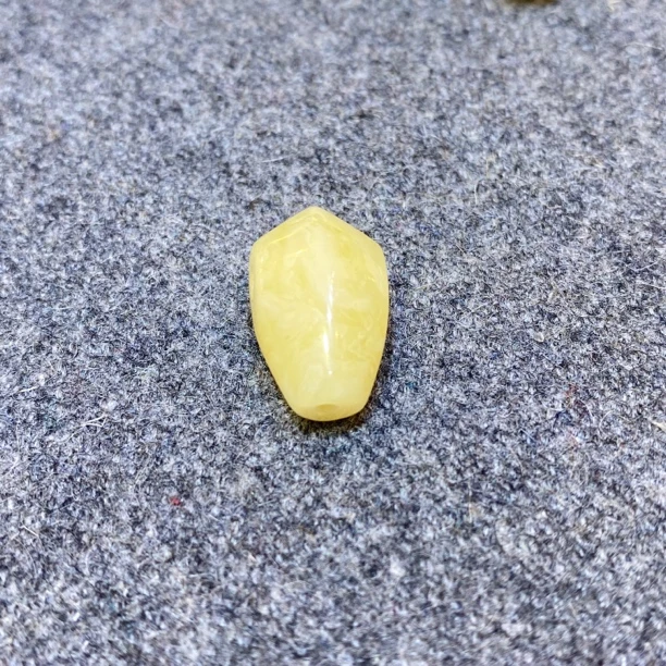 琥珀蜜蜡鲨鱼鳍三通满蜜黄花10+mm全品纯手工