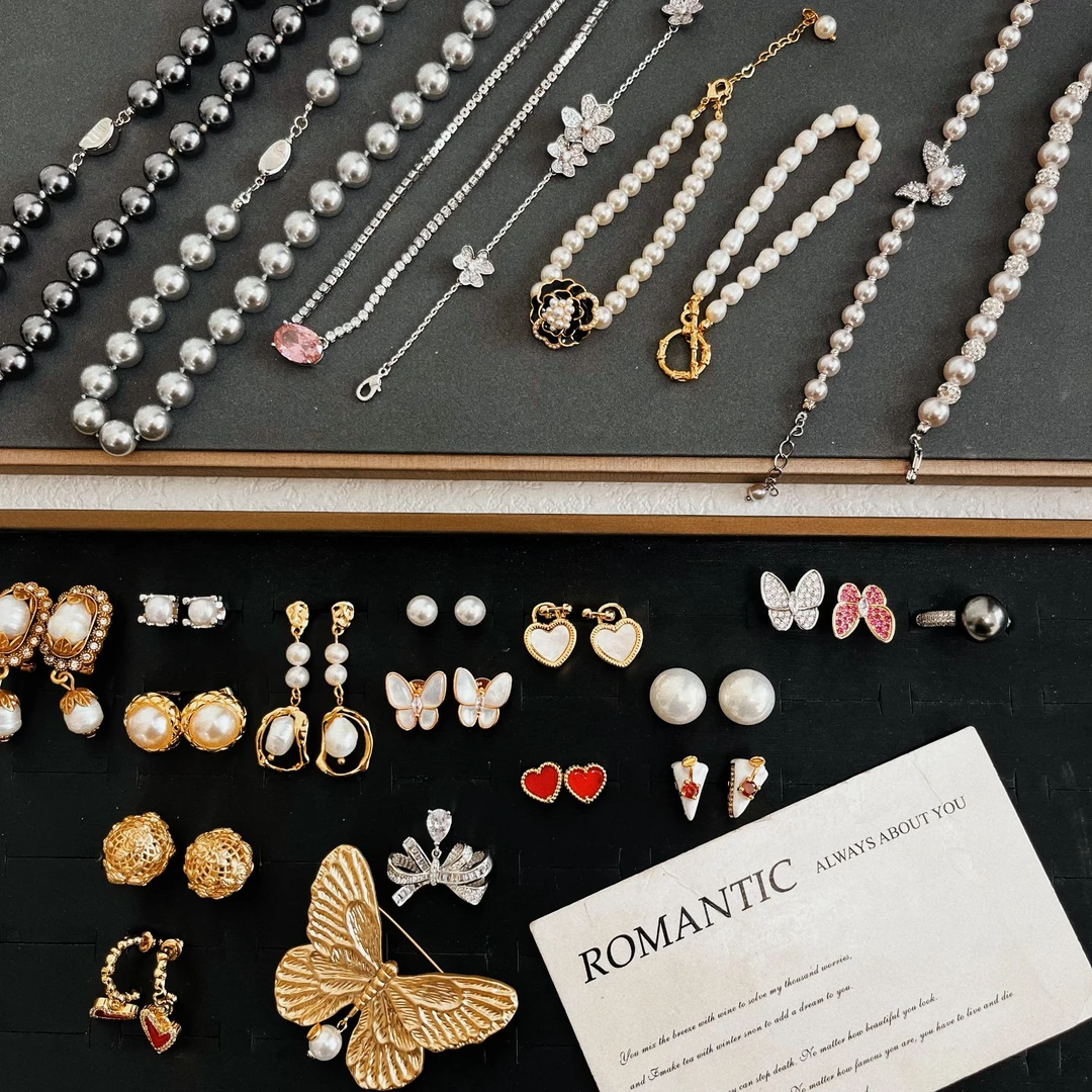 铜合金合成锆石项链 轻奢经典黑色镭射花花合集