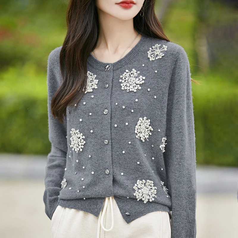 秋冬新款时尚短款百搭长袖内搭女秋冬可外穿鄂家水溶花订钻开衫女