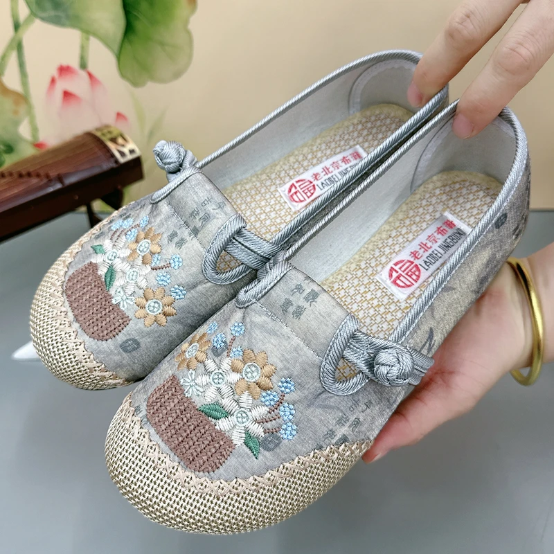 新中式老北京布鞋女春季新款民族风绣花鞋国风单鞋防滑舒适妈妈鞋