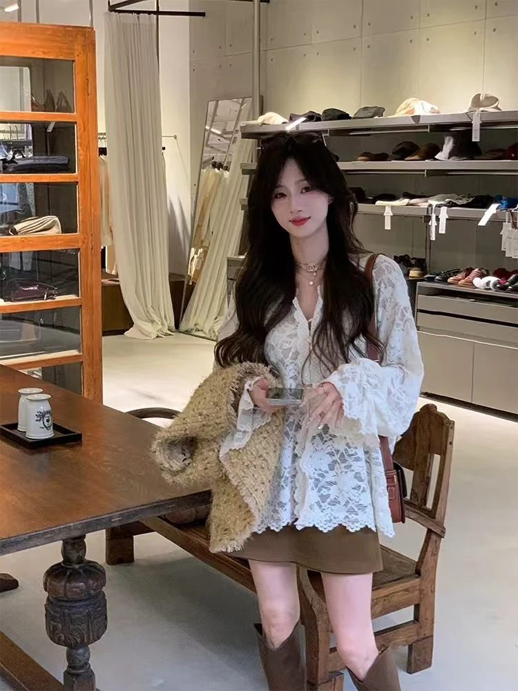 2024秋季新款蕾丝镂空长袖衬衫女温柔气质宽松V领单排扣上衣内搭
