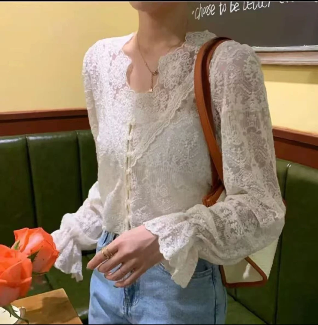 现货秒发（常规与加绒两个版本）显瘦时尚温柔复古蕾丝打底刺绣上衣