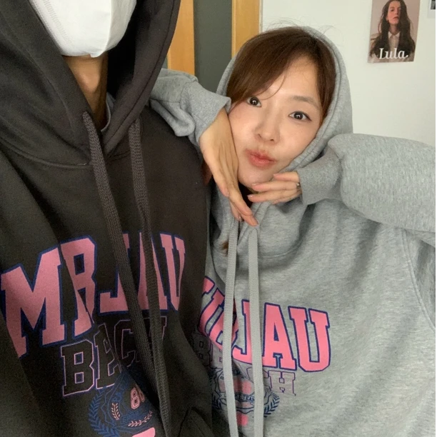【金恩慧欧尼Hi mood】男女同款粉色字母印花连帽加绒卫衣말리부맨투맨
