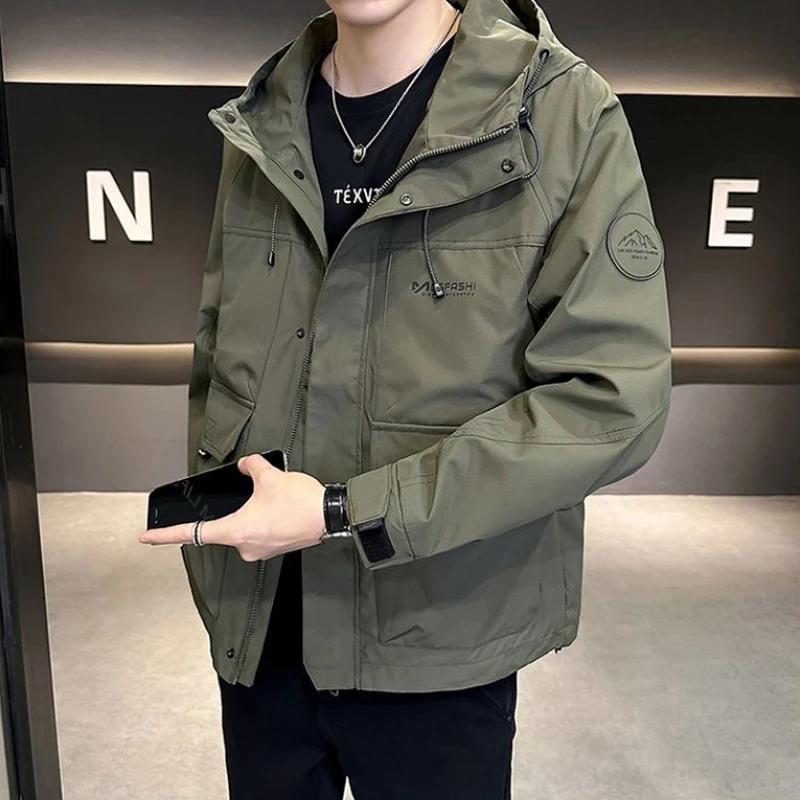 男士冲锋衣外套2025新款连帽帅气工装青年夹克百搭时尚潮流上衣