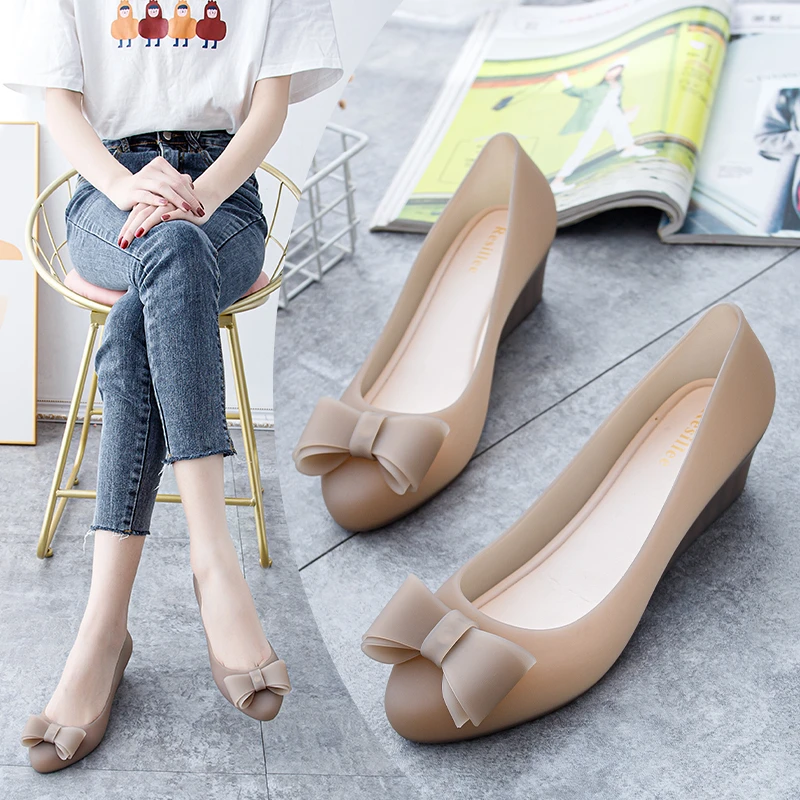 夏尖头浅口坡跟透明果冻雨鞋中跟包头防水软底PVC鞋防水沙滩单鞋