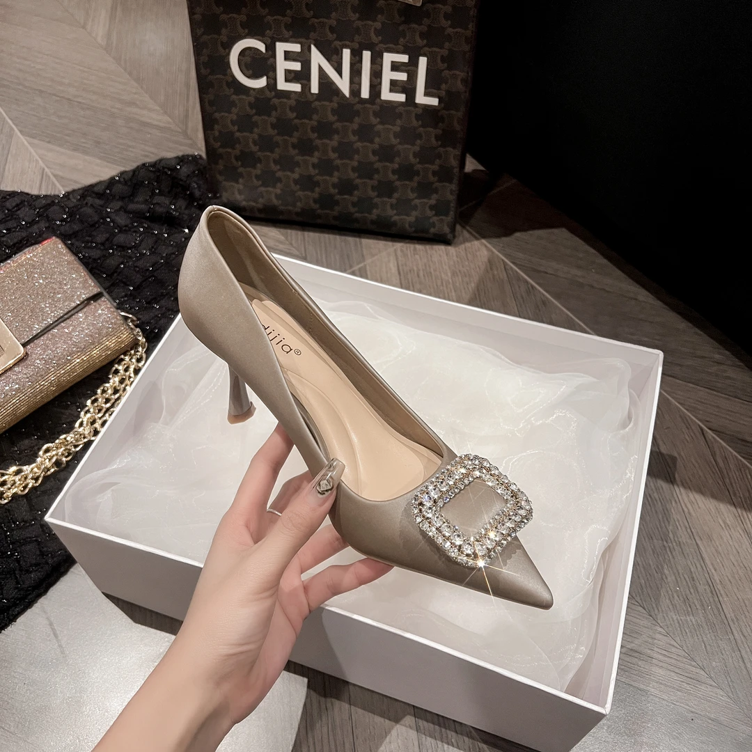 A555-28高跟鞋女2025新款通勤风小方钻扣小跟鞋百搭气质尖头单鞋