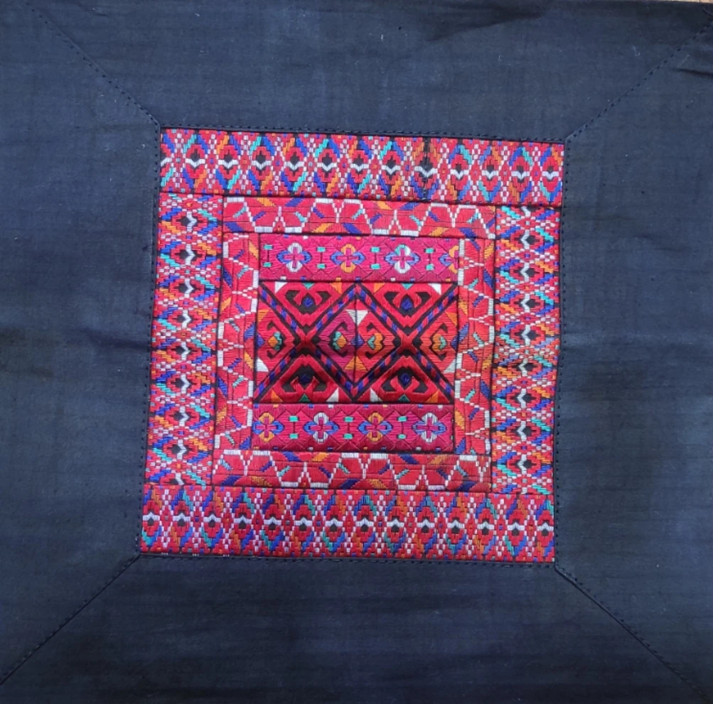 苗族手工数纱绣绣片