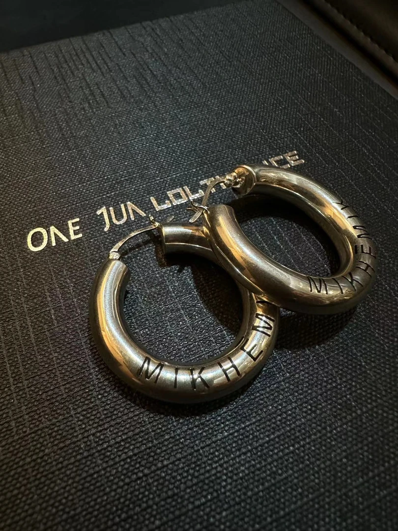 925银耳饰 ONE JUN|kim金属感字母刻字圆环 柱形设计款耳饰
