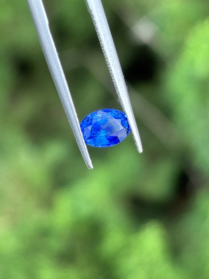 皇家蓝蓝宝，小精品，1.38ct全净体满火彩无暗域，浓郁艳丽，火彩爆闪