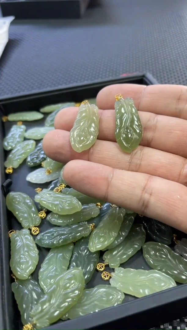 【新疆和田玉】18K金镶羽毛吊坠(多样性发)