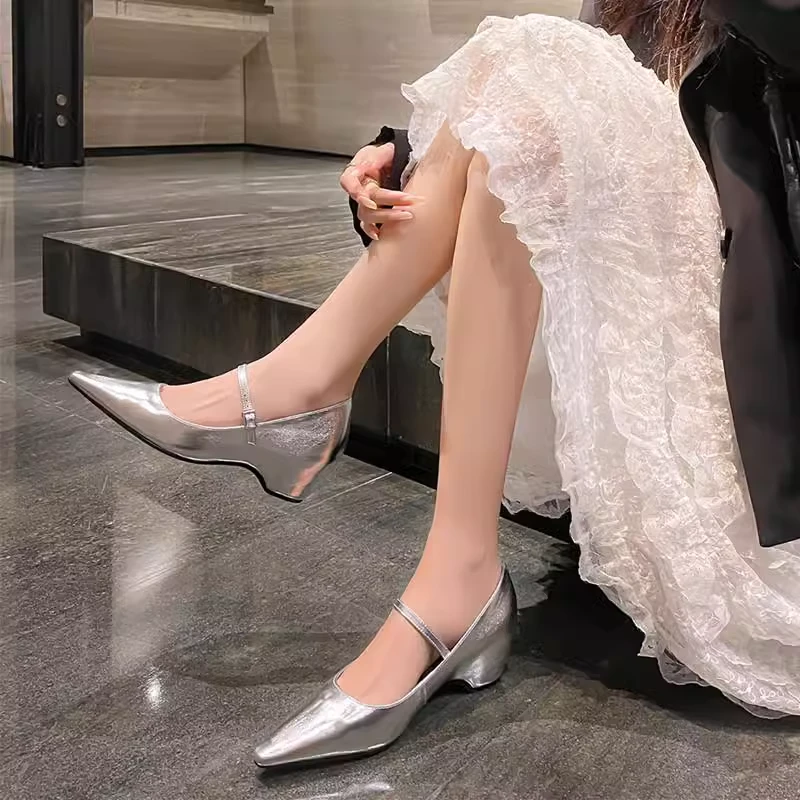 春上新巴黎酒红色漆皮玛丽珍鞋粗跟浅口高跟鞋复古一字带尖头单鞋