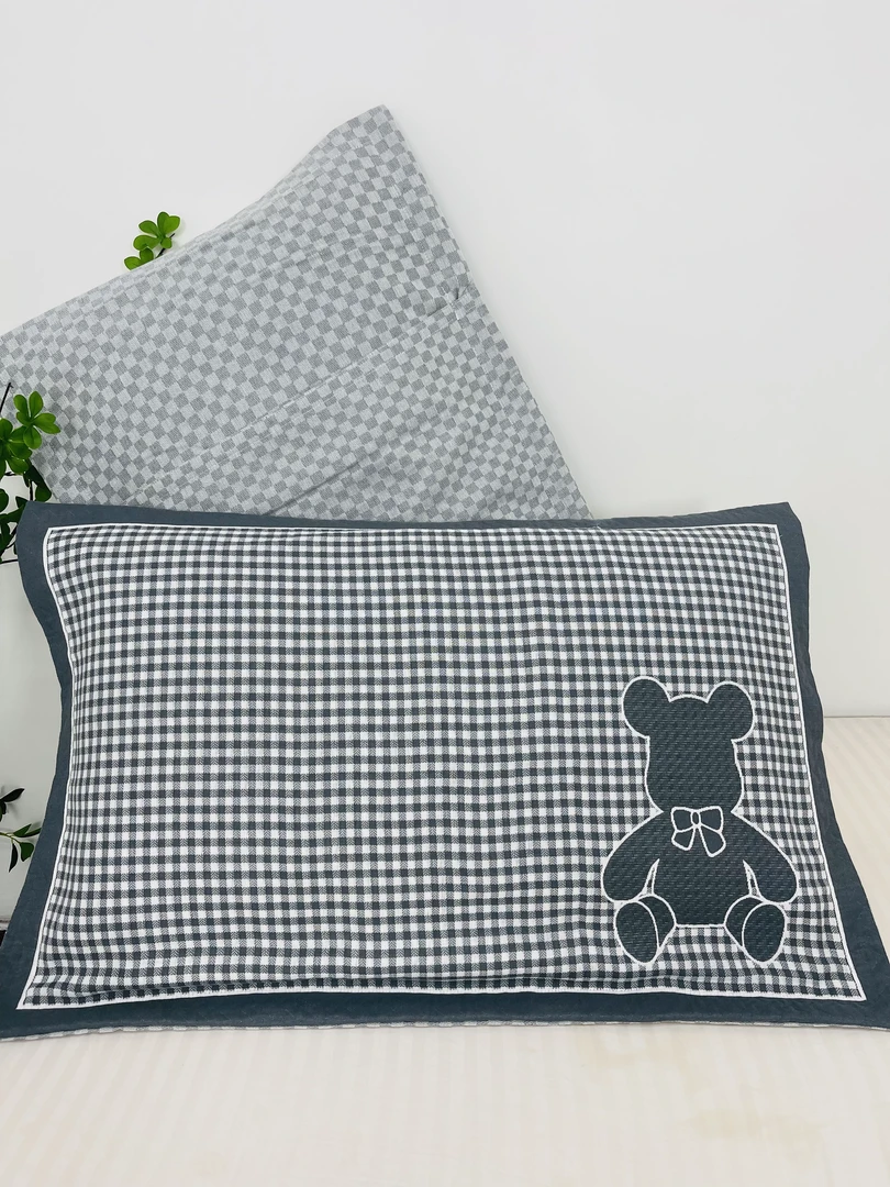 潮牌小熊灰格子枕套