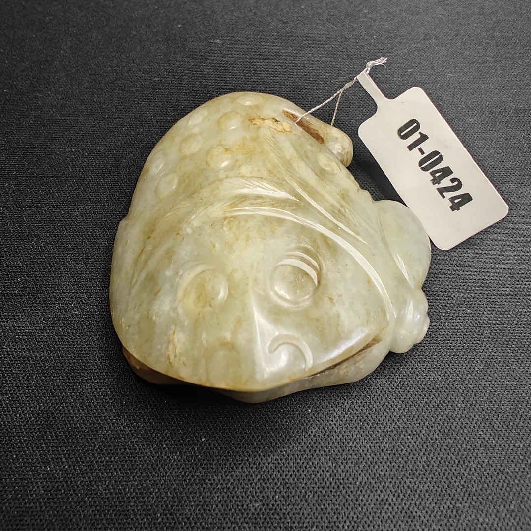 清代和田青玉籽料玉蟾把件