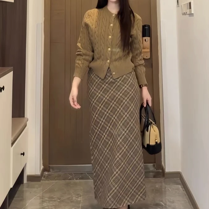 美拉德ootd穿搭复古秋冬洋气套装新款针织开衫搭配格子半身裙