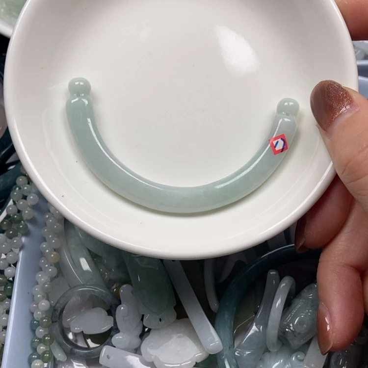 【闪购商品】翡翠挂件未镶嵌符*姐