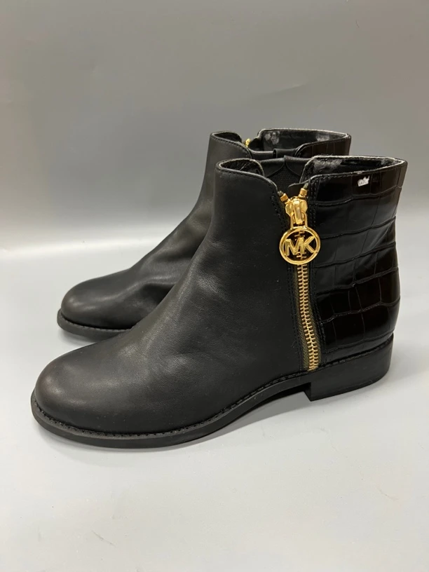 全新未使用 MICHAELKORS/迈克高仕 1636 黑色压纹平底马丁靴瑕次