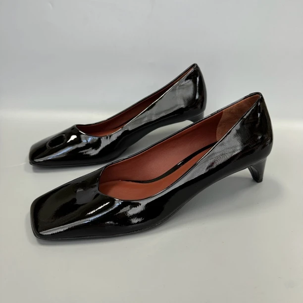 99新 TORY BURCH/汤丽柏琦 497女单洞女 低跟单鞋
