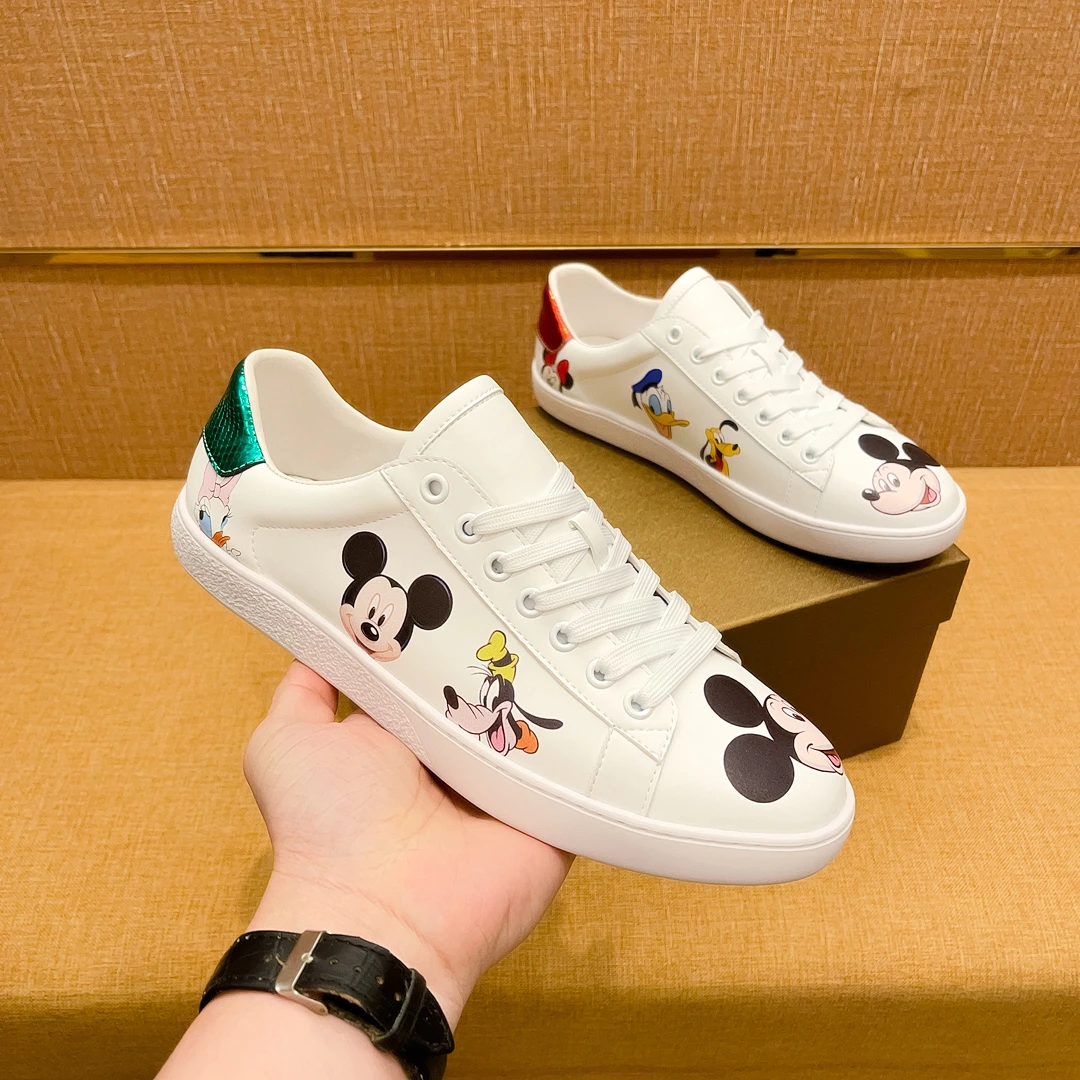 米老鼠印花新款个性小白鞋透气软底男士休闲鞋百搭时尚小蜜蜂男潮