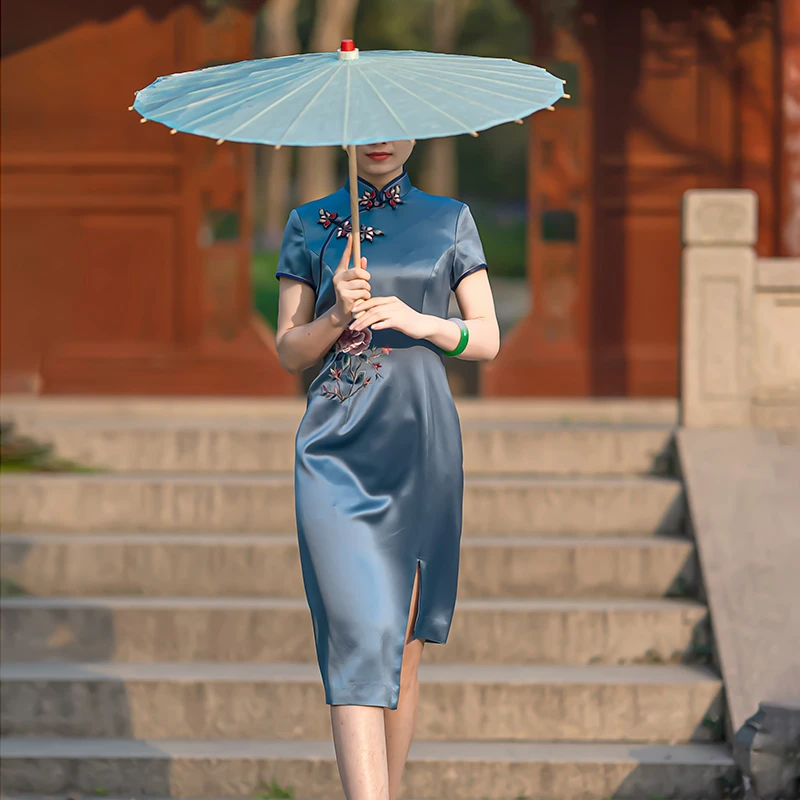 手工旗袍52703 金吴针绣花旗袍复古气质醋酸短袖改良不规则裙摆