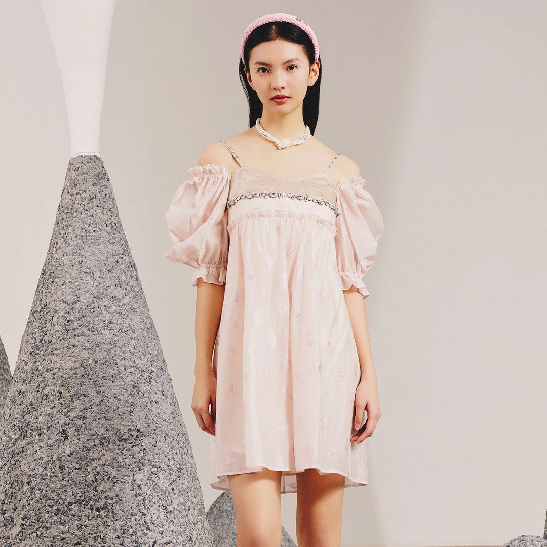 MAXRIENY【商场同款】浪漫氛围感粉色吊带连衣裙2023春新款