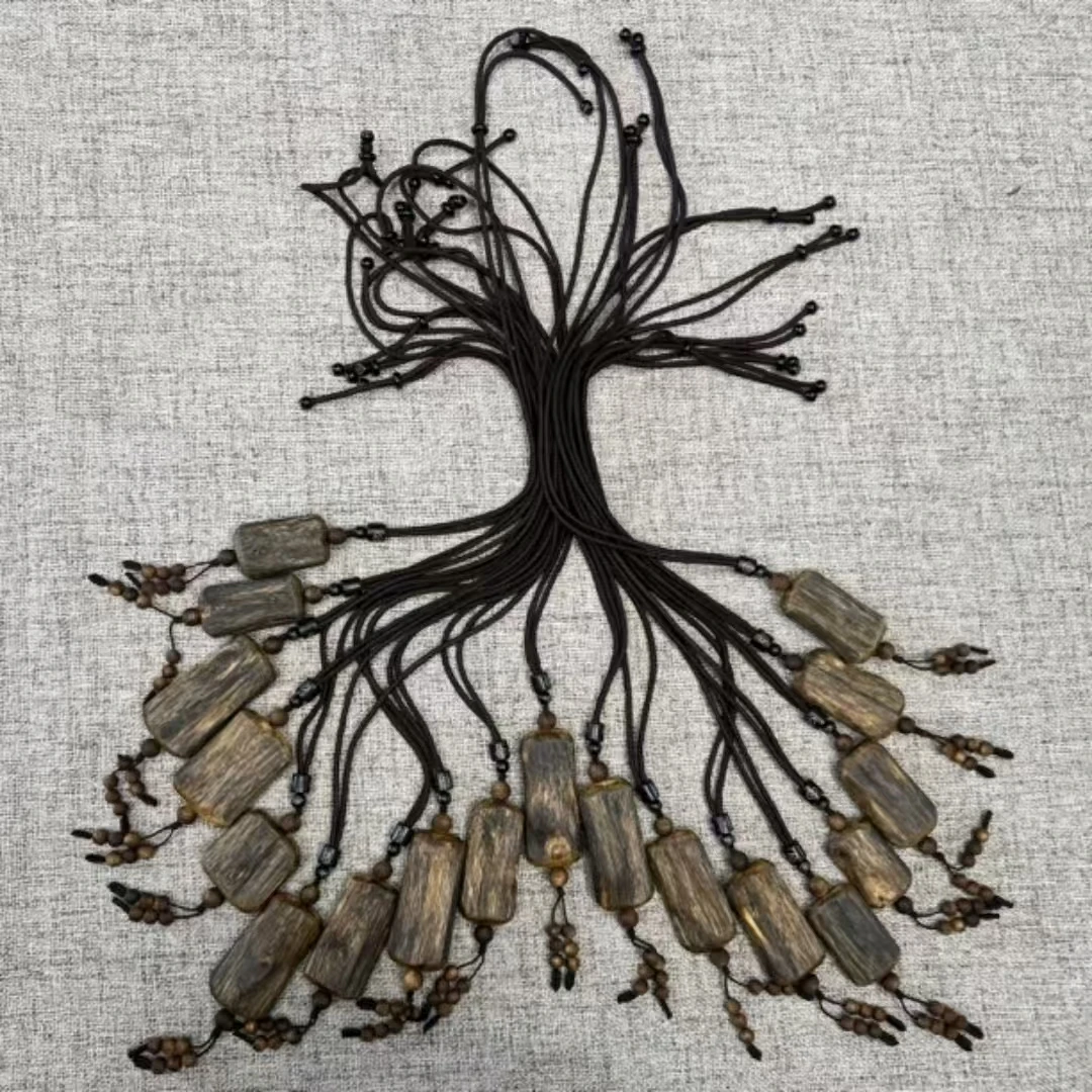 沉香海南尖峰岭莺歌绿奇楠随形无事牌吊坠-多样性发其一