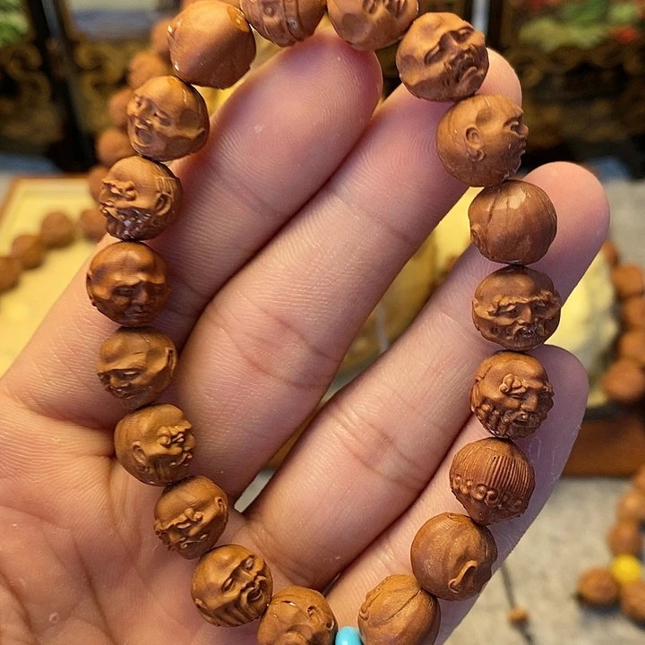 龙纹桃核雕刻须派罗汉