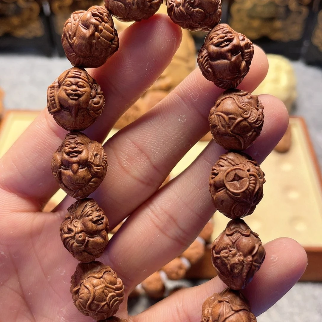 龙纹桃核雕刻荷叶财神