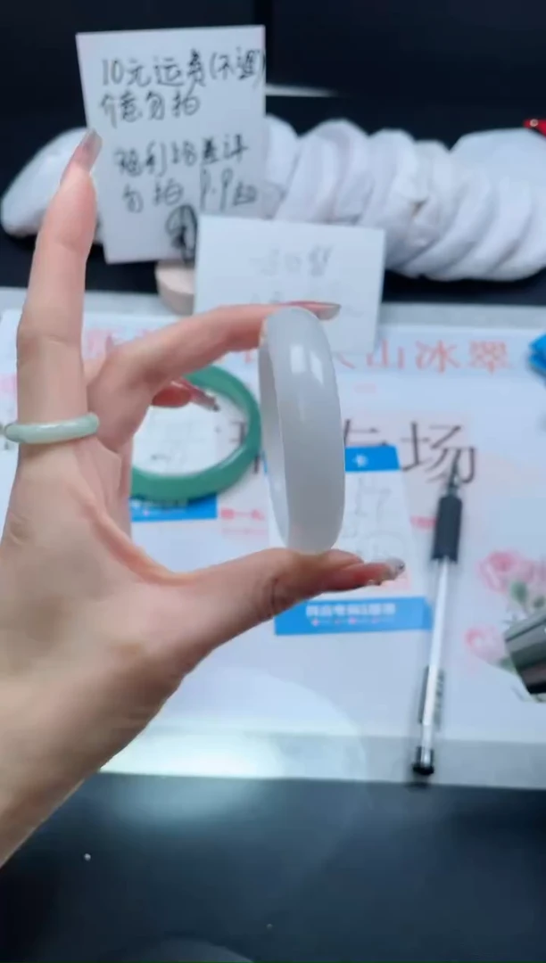 【闪购商品】石英质玉手镯未镶嵌81/62