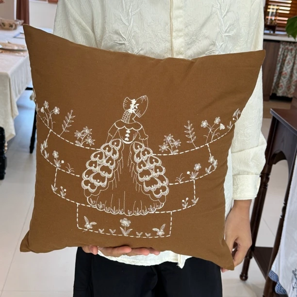 《花园公主》刺绣纯棉厚款抱枕套（45x45）