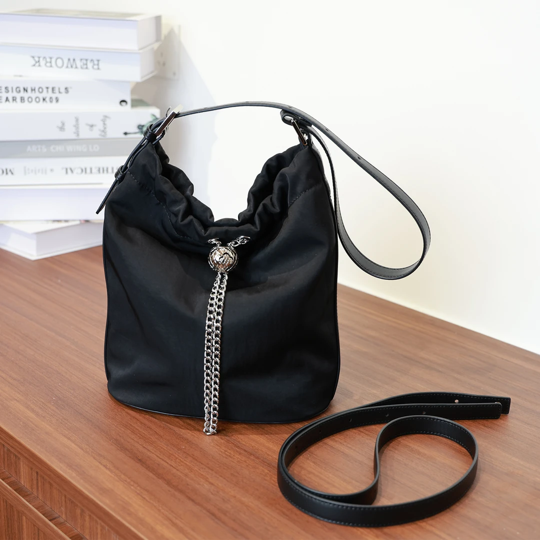 MILIAN2025新款时尚百搭手提水桶包休闲女包大容量单肩包简约款