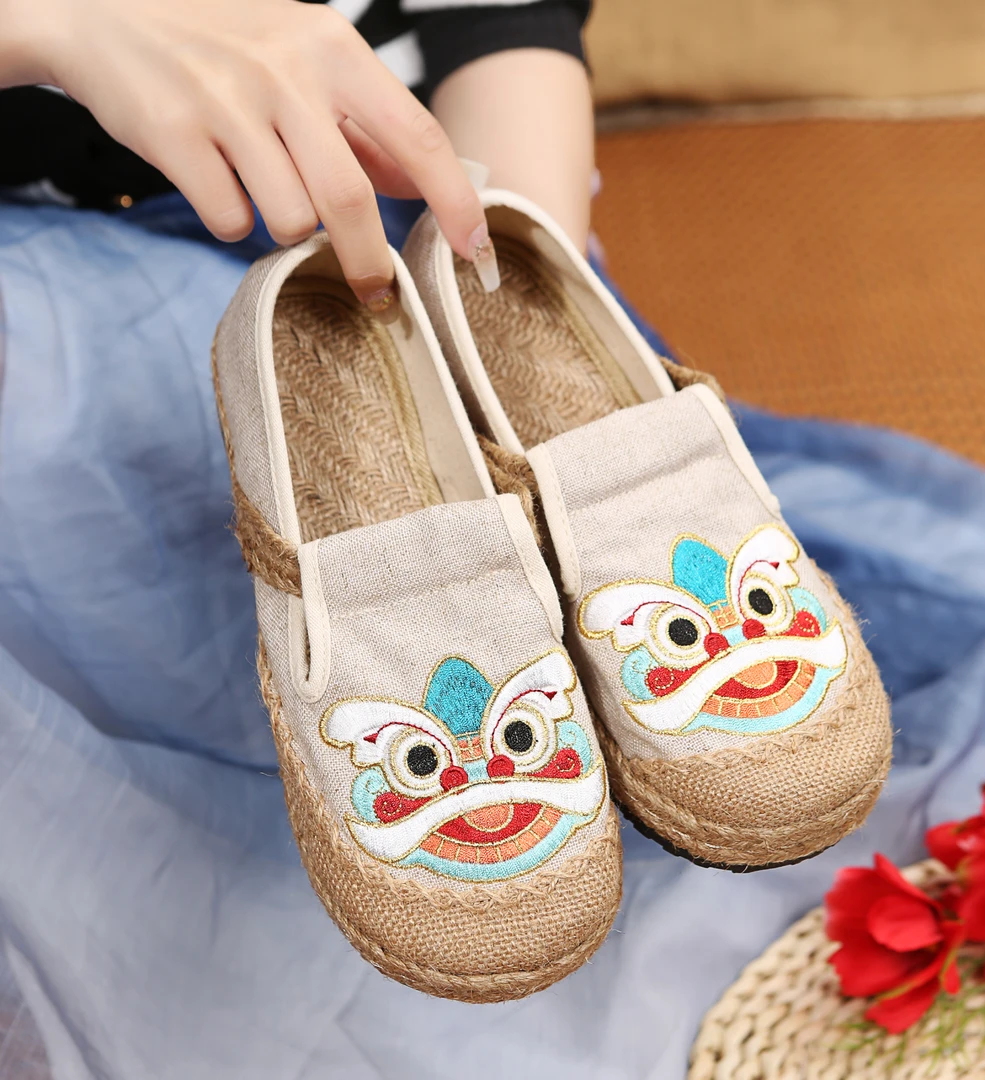 老北京布鞋女新款醒狮刺绣舒适透气一脚蹬春夏秀气软底防滑懒人鞋