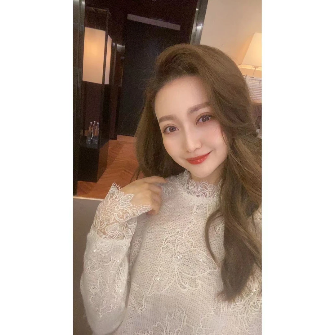 W·HAHA【奶芙草莓】温柔气质蕾丝绣花柔软舒适打底上衣 77826