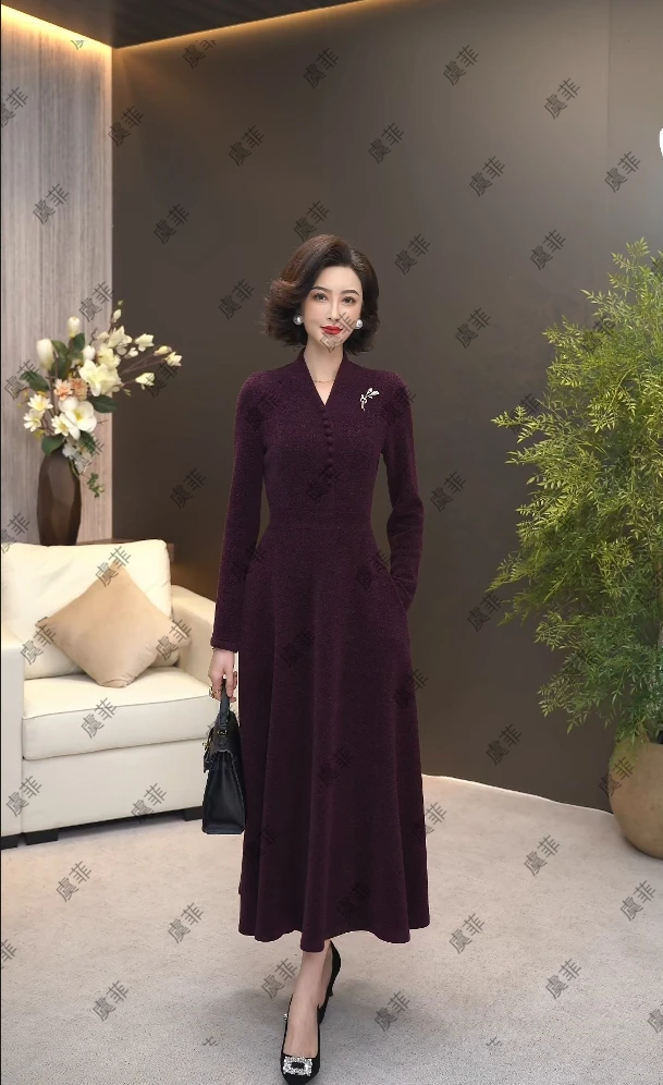 2025绛紫色V领弹力弹力星空钻石绒梭织呢加厚连衣裙WF3137