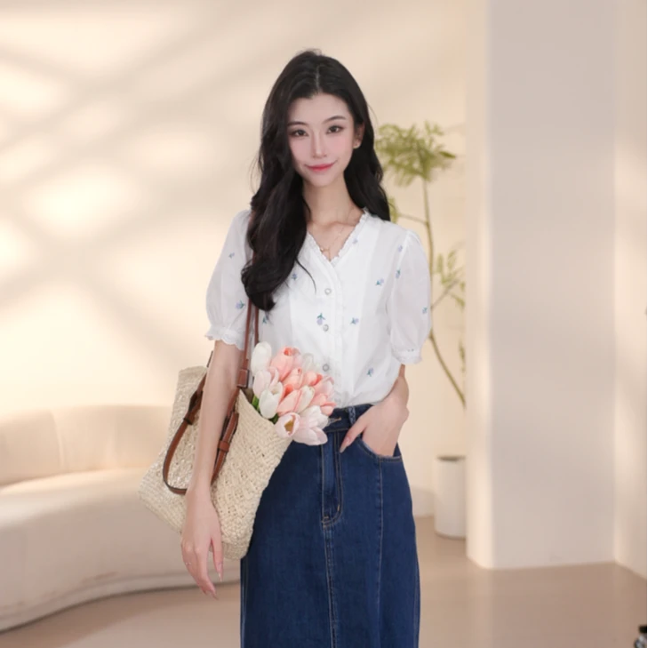 茵曼夏季新款法式气质设计感小清新刺绣短袖纯棉花边V领K18322414