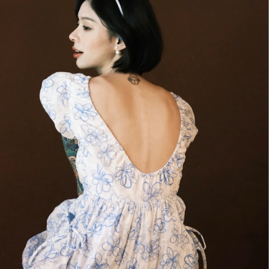 制造后花园*法式少女味手绘印花泡泡袖小露背收腰连衣裙