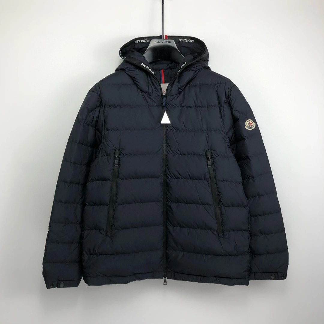 MONCLER/盟可睐 藏蓝色短款羽绒服 2441006